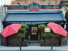 Le Petit Gourmand outside