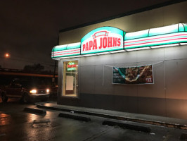 Papa Johns Pizza outside