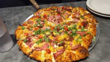 Round Table Pizza food