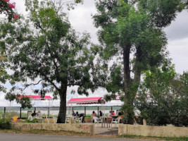 Les Bord De Garonne food