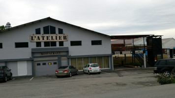 L'atelier outside