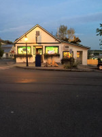 Traci's Diner outside