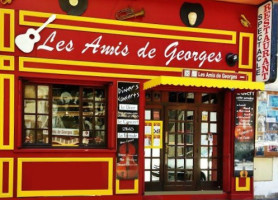 Les Amis de Georges Brassens outside