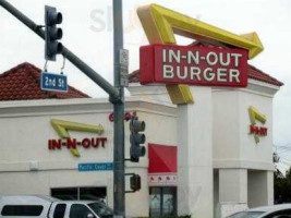 In-n-out Burger outside