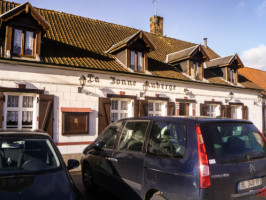 La Bonne Auberge outside