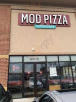 Mod Pizza outside