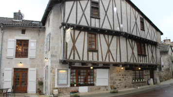 Auberge Le Saint Jean outside