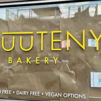 Gluuteny Bakery outside