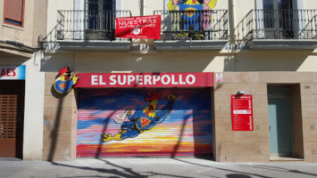 El Superpollo outside