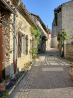 Au Cabanon De Puycelsi outside