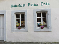 Mutter Erde Naturkost outside