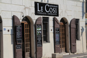 Le Cosi outside