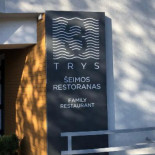 Trys, Esterno