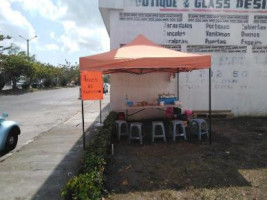 Tortas Las Cubanas outside