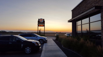 Boston Pizza outside