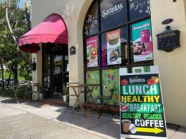 Sanatos Healthy Market outside