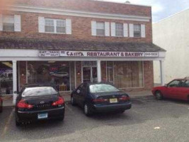 Mi'casita Bakery outside