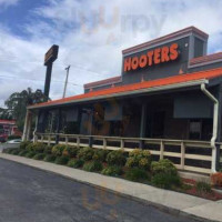 Hooters outside