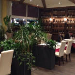 Red Chillies Dentro