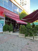 Кафе сладкарница Delizia outside