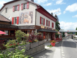 Le Manoir Des Montagnes outside