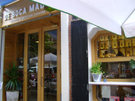 De Boca Madre outside