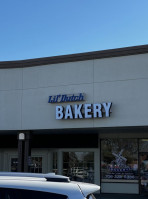 Lil' Dutch Bakery outside