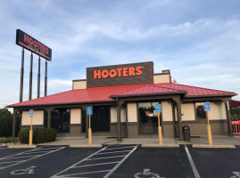 Hooters food