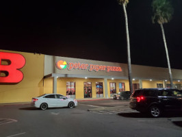 Peter Piper Pizza outside