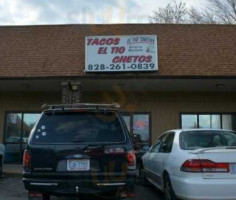 Tacos El Tio Chetos outside