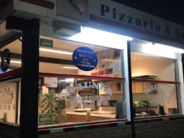 Baunes Pizza outside