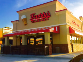 Freddy's Frozen Custard & Steakburgers outside