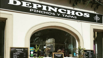 Depinchos outside