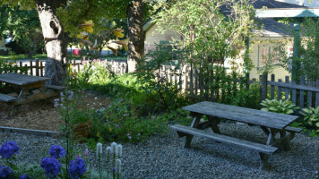 The Apple Tree Sandwich Shop outside