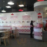 Five Guys Dentro