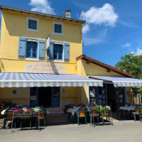 L'Auberge des Gourmets outside