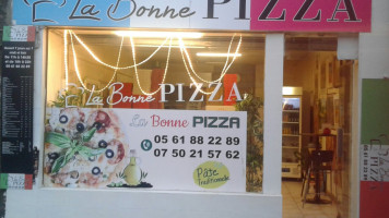 La Bonne Pizza inside