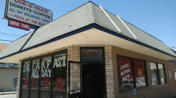 Doe E Duck Donuts outside