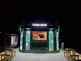 Le Kiosque A Pizzas De Caulnes inside