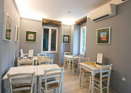 White's Bistrot inside