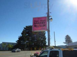 Leona's Sugar Shack Bakery outside