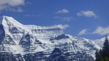 Cafe Mount Robson outside