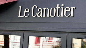 Le Canotier outside