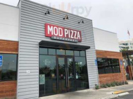 Mod Pizza outside