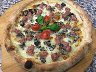 A Tutta Pizza food