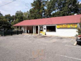 Golden Pizza Subs outside