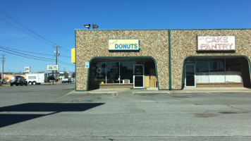 Daylight Donuts outside