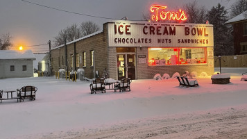 Tom's Ice Cream Bowl outside