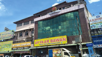 Ayyaar Bawan outside