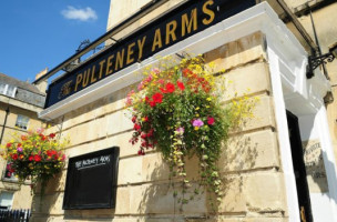 The Pulteney Arms outside